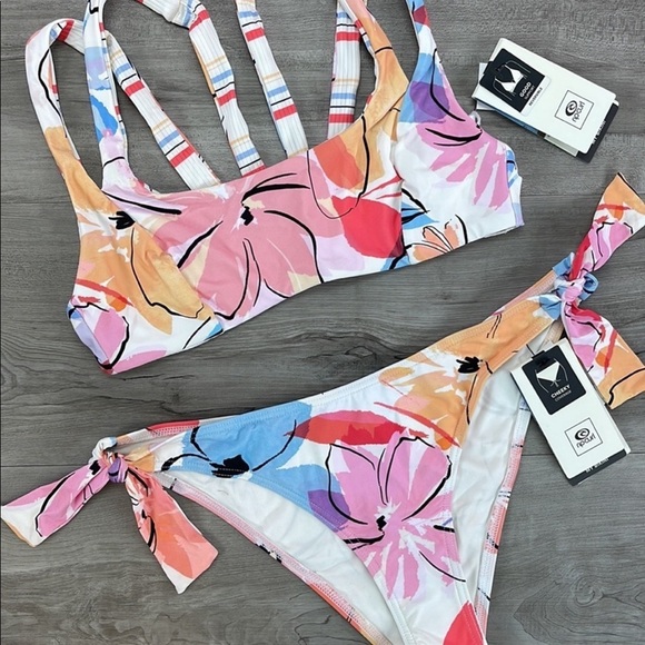☀️RIP CURL☀️ BLOSSOM REVERSIBLE CROP BLOSSOM TIE SIDE CHEEKY BIKINI SET - Picture 15 of 16